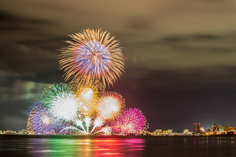 家族で見上げる花火